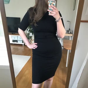 Svart fodralklänning - Svart tight fodralklänning från Zara i storlek S med ett avtagbart skärp i midjan, sitter väldigt tight på mig (som normalt är en S) så jag tror att den skulle kunna passa en XS också beroende på hur kurvig man är. Superbra skick förutom att ena öglan för skärpet är av, men den är nog lätt att sy fast igen om man vill och i annat fall kan man nästan klippa bort båda öglorna för skärpet hålls typ på plats ändå :)