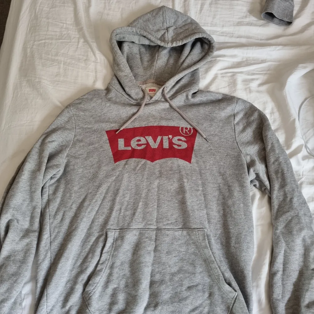 Grå Levis hoodie i storlek M. Använd men utan synligt slitage.. Tröjor & Koftor.