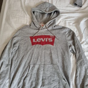 LEVIS hoodie - Grå Levis hoodie i storlek M. Använd men utan synligt slitage.
