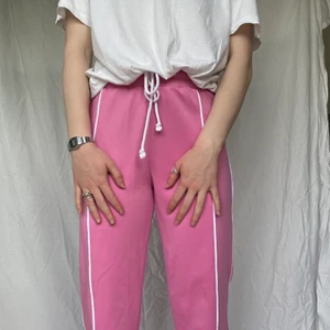 Rosa byxor 💗💗 - Rosa byxor som har bästa passformen! Påminner lite om Juicy Coutures byxor! 💘 Strl 36. Köparen står för frakten. 💖