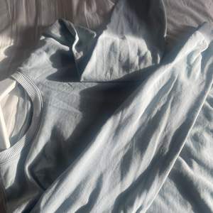 En ljusblå sweatshirt från Gina. Den hade axelpuffar innan, men jag klipte bort dem. De är ingenting som könns, men axklarna är lite puffiga, vilket är ASsnyggt!! Säljer den då jag har en liknande!🐳🌊🦋
