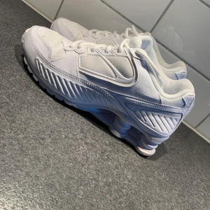 Nike Shox - Strl 39, i mycket bra skick. Säljer pga använder ej