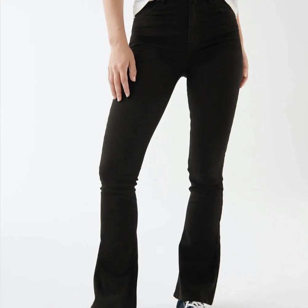 Ett par jättefina bootcut jeans från GINA tricot i storlek S !! Användt fåtal gånger och säljs eftersom de har blivit för små ❤️❤️ Hör av er om ni har frågor eller vill köpa!! 🥰. Jeans & Byxor.