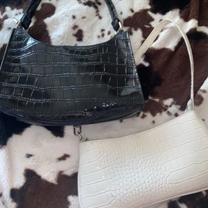 Väskor  - Jätte fina väskor som jag säljer båda för 100kr vit och svart väska i olika form och storlek 