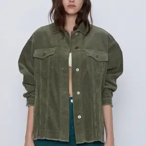 Grön Manchester jacka från Zara. Sparsamt använd. Pris kan diskuteras 💚