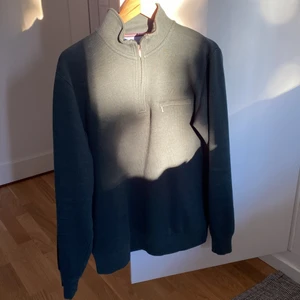 QUATER zip  - Mörkgrön quarter zip från dressman. Använd men inte sliten. Storlek S men passar en M. Jag är 175 och väger 75 kilo 