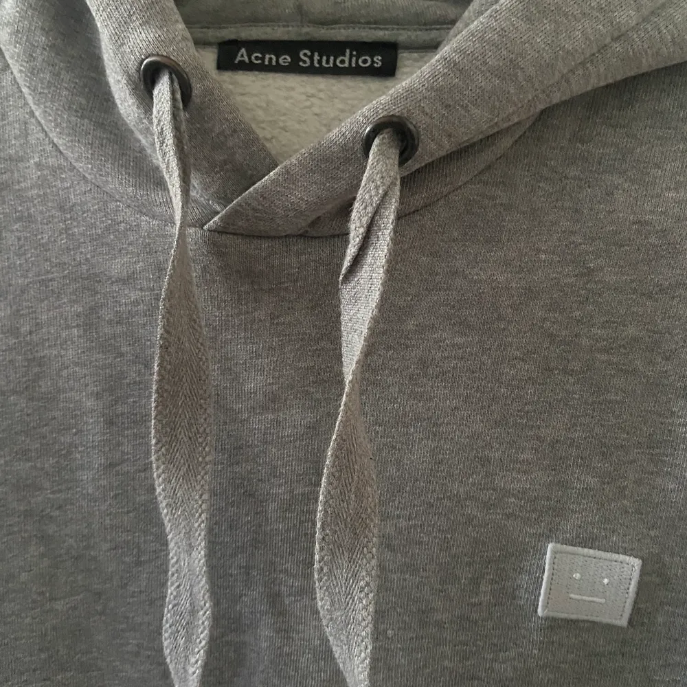 Acne Studios hoodie i face kollektionen i ljusgrått. Endast använd några gånger och är i storlek XXS men oversized och är därför mer som XS. Nypris ca 2500kr.. Tröjor & Koftor.