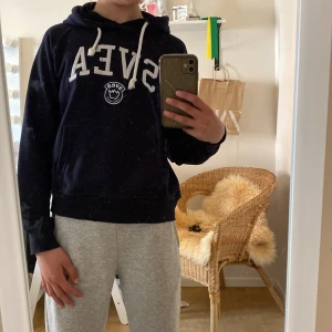 Svea tröja storlek 140 - Mörkblå huvtröja använd få gånger 