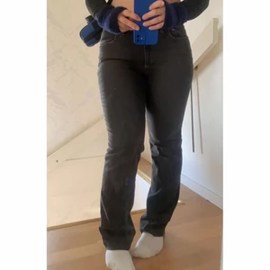 Zerres strl 38 - Hej! Säljer mina superfina midrise Zerres jeans i strl 38. Passar säkert en 36-40 beroende på hur man vill att de ska sitta. Dom är super bekväma då det är stretch material och får även fram alla kurvor. Byxorna är lite washed out svart/gråa. Dom har massor med detaljer så som glitterbrodyr på bakfickorna och några glittersömmar. Skriv för fler bilder på detaljerna!💞 Köparen står för frakt, annars går det att mötas upp i centrala Göteborg:)