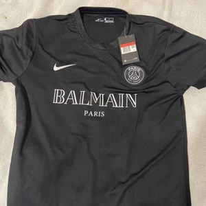 Balmain X Psg t-shirt  - Säljer min oanvända Balmain X Psg t-shirt, nytt skick aldrig använt 