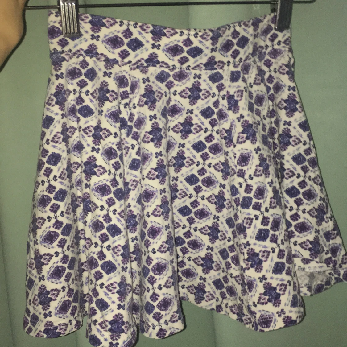 Kjol med lila mönster  - 90