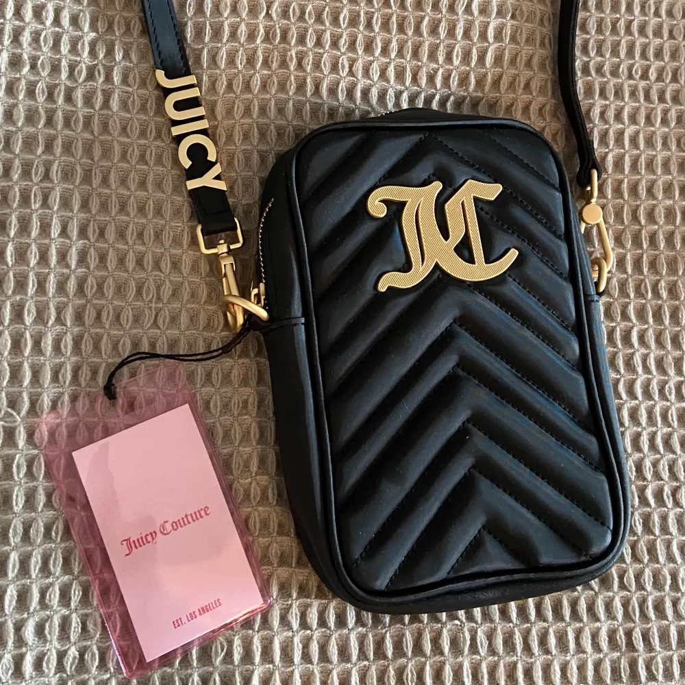 Jag säljer min juicy couture väska som tyvärr aldrig kommit till användning. Den är helt ny. Jag köpte den för 800kr & säljer den nu för 450kr☺️Bara & höra av sig till mig vid intresse☺️. Väskor.