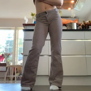 Beiga bootcut manchesterbyxor  - Asfina beiga bootcut manchesterbyxor! Låg midja och har två knappar:) perfekt längd för mig som är 160cm, fråga för fler bilder😊😊 tyget är väldigt stretchigt så skulle säga att midjan är en w24-26 typ innebenslängd 78cm