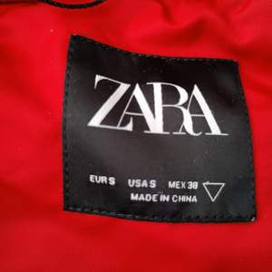 Storlek small oanvänd tag till tröjan från Zara finns kvar. Original pris 800-900 kr