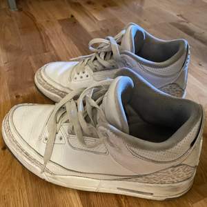 Jordan 3 Pure White. Storlek EU 43, US 9,5. Går för 562$ på StockX just nu. Skorna är i bra skick förutom att skons botten ser lite använd ut samt skons insida. Tror att skorna kan tvättas och bli renare också. Skriv för fler bilder.