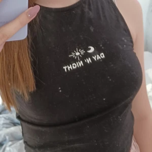 Linne med tryck  - (Svart linne med tryck)står Day n' night