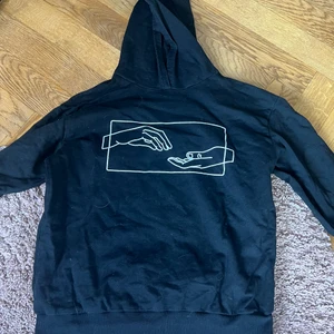 Fin tröja  - Jätte fin tröja från SHEIN. Fin detalj på magen. Säljs för den är för liten. Så värd för priset.