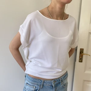 Lång t-shirt från Michael Kors - Lyxig t-shirt/blus med fina detaljer. Använd den lång eller kort. Strl xxs men passar upp till s-m beroende hur du vill den ska vara. 