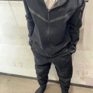 Nike tech fleece tracksuit - Det er ingen merker eller skader. Kjøpte den ny for litt over en måned siden