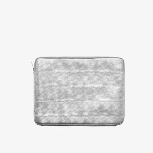 Hvisk datorfodral - Säljer mitt helt nya super snygga datorfodral då det var alldeles för stort för min dator. Nypris är 450kr , kan tänka mig att sälja lite billigare.