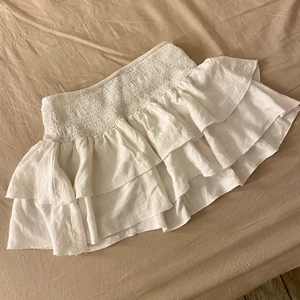 Vit volang kjol🤍 - Vit volang kjol, XS, nyskick🤩, kan skickas omgående!! kontakta för frågor och intresse. Kan även användas som topp💕💕 