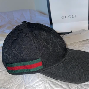 Gucci keps strl M - Keps från Gucci i storlek M. Kvitto finns. Förpackning samt tygpåse medföljer. Bjuder på gratis frakt! Köp den innan jag ångrar mig 😅