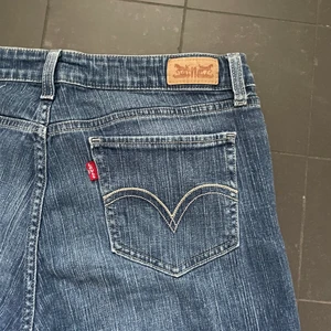 Vintage Levi’s 518 Superlow  - Made for women, fits unisex. Står 32x32, sitter mycket mindre (27x30-30x30) Dm för mått