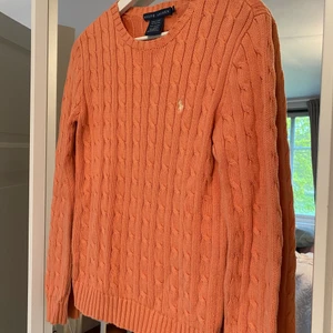 Kabelstickad tröja  - En kabelstickad tröja från Ralph lauren i en magisk orange färg. Knappt använd så i nyskick. 