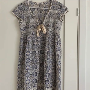 Odd Molly klänning  - Säljer denna supersöta klänning från Odd Molly i storlek 0. I nyskick 