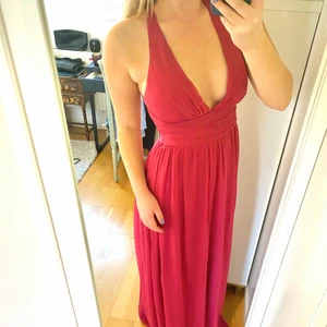 Balklänning  - Superfin balklänning från Nelly i en cool rosa färg. Den är i storlek 34 och fint skick. Snygg passform med djup urringning och öppen rygg. Jag är 167cm lång och den passar mig perfekt i längden med ett par klackar till. Hör av dig om du har några frågor eller vill ha fler bilder 🌺🌺