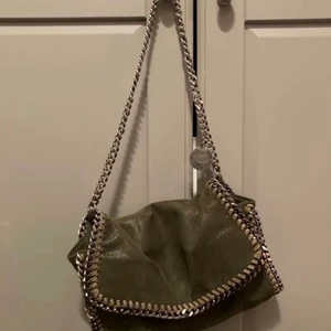 Grön Stella McCartney väska  - Säljer denna fina gröna Stella McCartney väska (äkta). Jag köpte den från en tjej på Plick men tyvärr har den inte kommit till användning. Enligt henne är nypris 5200 (jag köpte den för 2500 av henne) och nu säljer jag den för 1000 kr. Tycker helt enkelt att det viktiga är att den kommer till användning💐