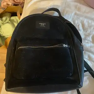 Jättesöt liten ryggsäck som passar till alla tillfällen. Har tyvärr inte kommit till användning så mycket sen jag köpte den vilket var typ 2-3 år sen. 
