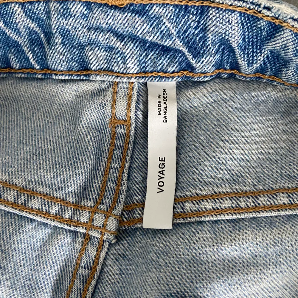 Jättefina jeans från Weekday i storlek W25/L28. Dom är i bra skick! Frakt tillkommer:). Jeans & Byxor.