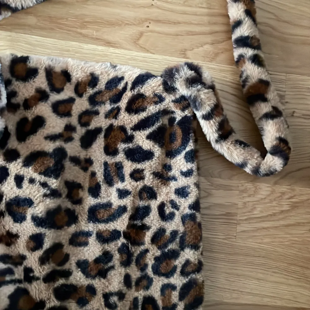 Säljer min jätte fina leopard väska köpt för ett elr två år sedan, skriv till mig om du är intresserad 🌺❤️. Accessoarer.