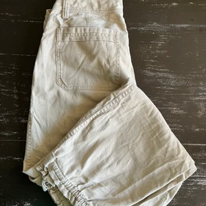 Beige linnebyxa med fickor storlek 34. - Superfin och skön linnebyxa i storlek 34. Sparsamt använda i bra skick! Lätt dragsko nedtill.