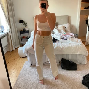 Beiga jeans  - Ett par beiga jeans, raka i modellen med en mid waist. Från madlady, normala i storleken. Meddela mig om du vill ha fler bilder eller funderar över något 💛