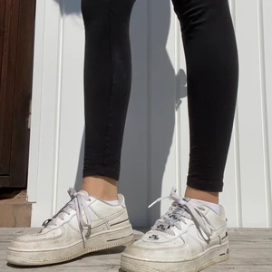 Nike air force 1 - Använda men i gott skick strl 36,5, lite smutsiga men kan tvätta innan jag skickar dom. Kan mötas upp i Hunnebostrand eller köparen står för fraktkostnaden 