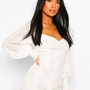 Studentklänning  - jätte fin klänning som passar allt! Storlek 32 men passade inte mig som är vandligtvis xs, den va alltså lite stor - Pris kan diskuteras och frakt betalas av köpare ❤️ 