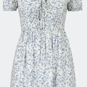 Superfin sommarklänning🌸 - Säljer denna klänning då den inte kommer att komma till någon andvändning. Aldrig andvänd och därmed i nysick. Kontakta för fler bilder eller frågor🌸💓