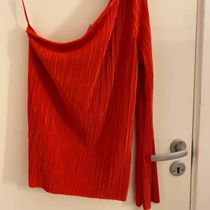 Röd topp från ginatricot - Röd tröja från ginatricot. Andvänd fåtal gånger. Köparen står för frakten