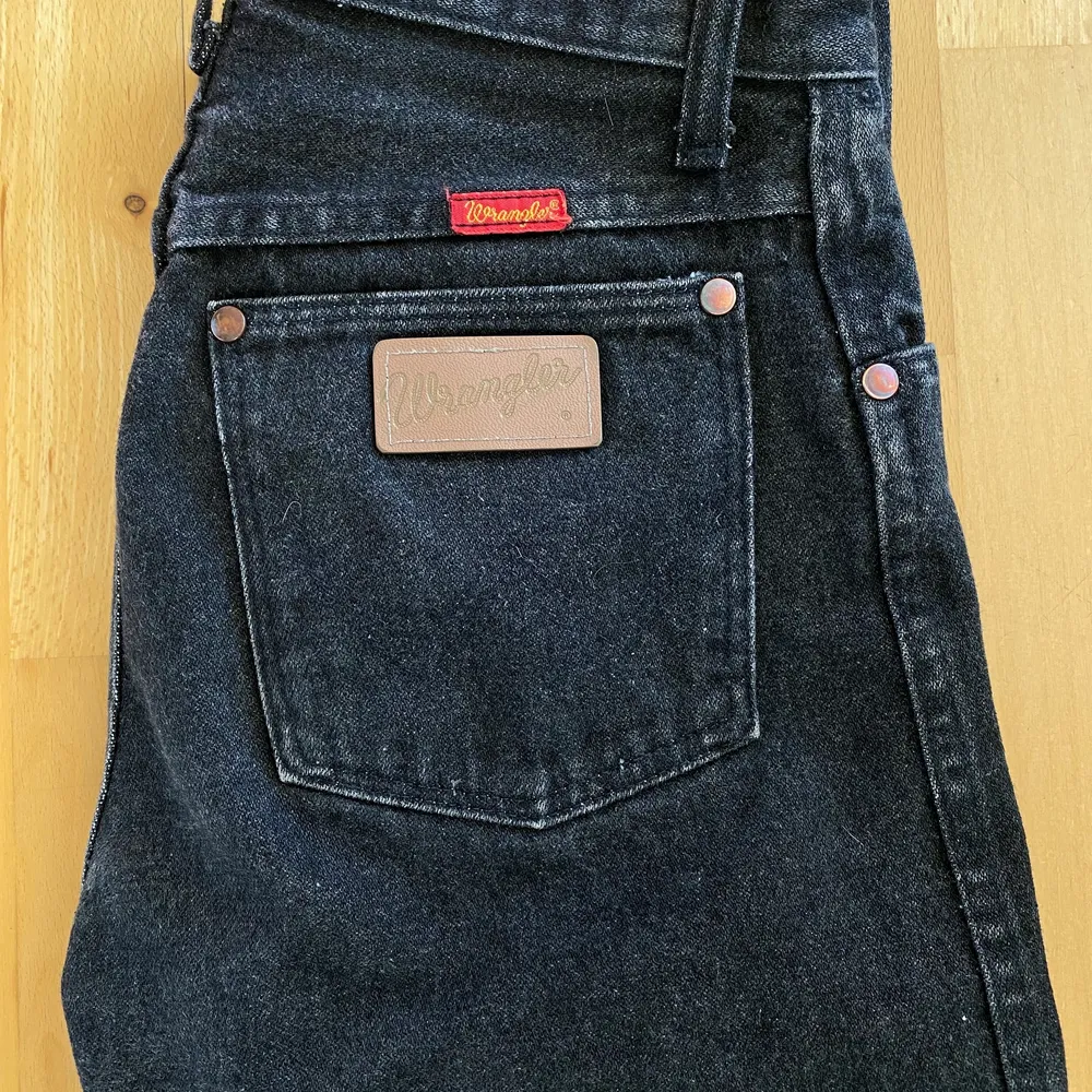 Säljer dessa snygga, svarta, jeans från Wrangler som är en rak modell i fint skick.. Jeans & Byxor.