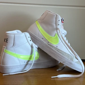 Nike blazer mid - Såå coola sneakers från Nike med ett neongult nike märke. HELT oanvända!! Köpta för 1149kr.Tyvärr för små för mig så hoppas någon annan kan få bra användning för de🥲💖