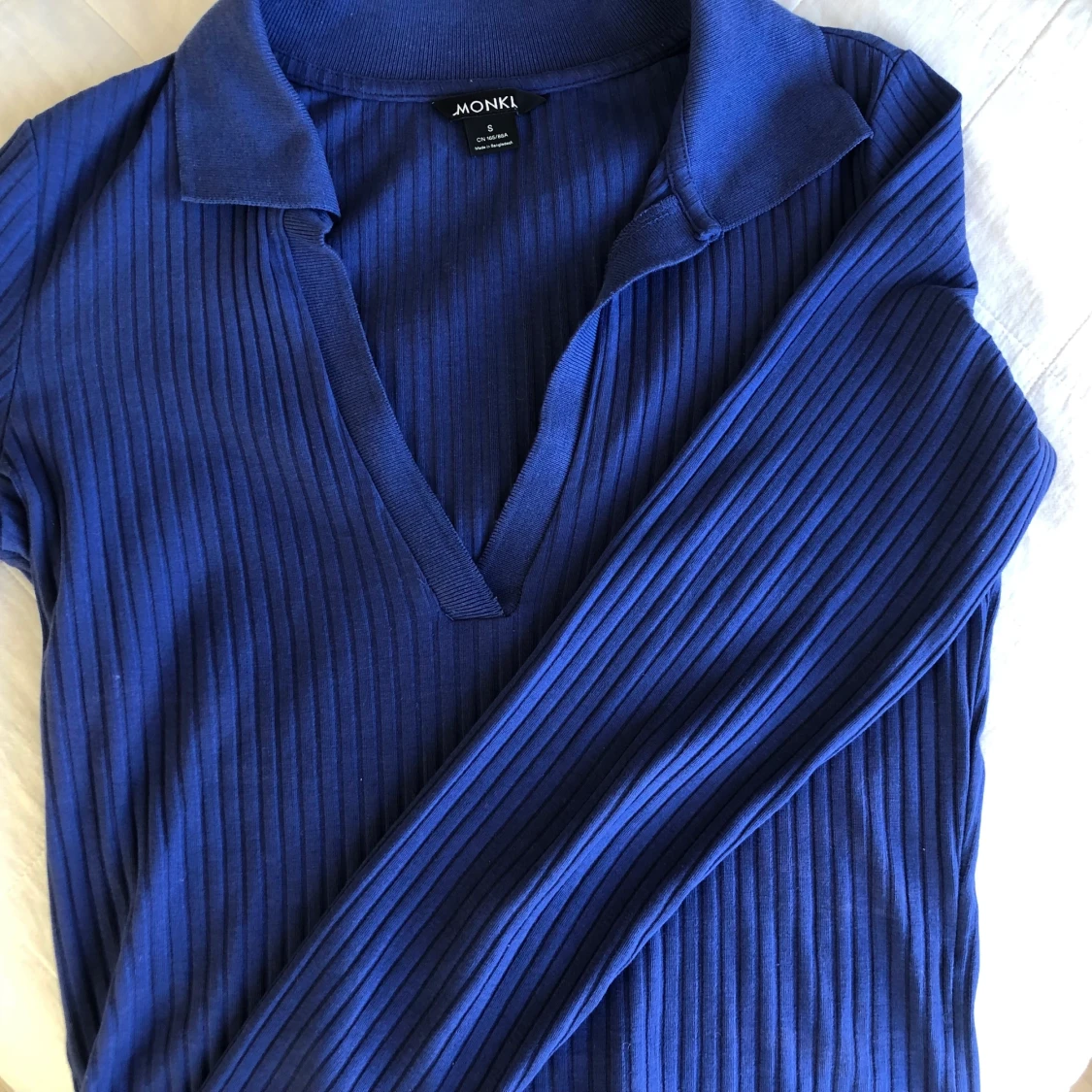 Ribbad blå tröja - 91