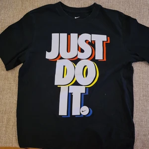 Nike t-shirt - Svart nike t-shirt som inte passar längre