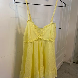 Linne - Supergullig topp med volang 