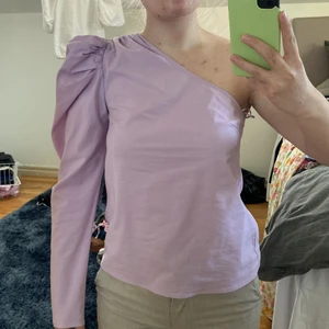 One shoulder topp - En perfekt sommartopp, både till fest och andra mysiga saker!✨🤍 