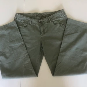 Lågmidjade khaki gröna byxor  - Supersnygga & helt nya byxor i khaki grön färg. Lågmidjade och bootcut modell. Säljer eftersom dem tyvärr var för små för mig och kan därför inte visa bilder med byxorna på. Köpta för 599 kr. Skriv om ni har några frågor🌸