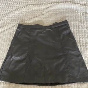 Skinnkjol - Jättefin skinnkjol, dragkedja baktill och fickor framtill