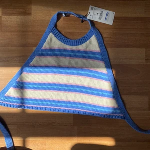 Somrig stickad topp från zara  - Superfin färgglad stickad topp från zara! Aldrig använd med prislapp kvar. Storleken är L men eftersom den knyts går den att justera mindre.