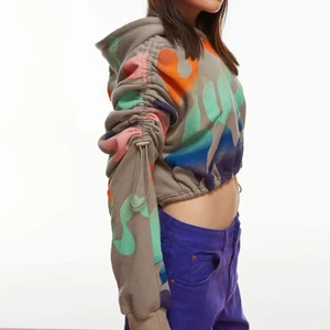 Cropped hoodie  - Jättecool hoodie köpt på H&M men aldrig kommit till användning. Ärmarna går att justera i längd,stor fin luva! Köpt för 299kr